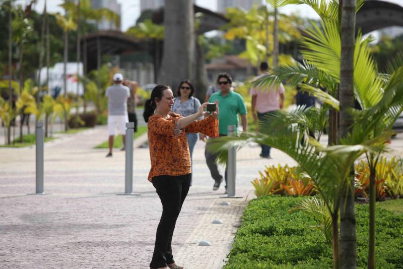 O Parque Estadual do Utinga (PEUt) o mais importante espaço de preservação e estudo da biodiversidade dentro da Região Metropolitana de Belém será reaberto à população a partir desta sexta,16, a partir das 16h30, com apresentações artísticas, com o Boi Veludinho, crianças do Pro Paz e a premiada Orquestra Sinfônica do Theatro da Paz. A apresentação será em um espaço ao ar livre e não será necessária a retirada de ingressos, por esse motivo, a recomendação é que o público chegue cedo, porque a entrada será fechada quando o espaço estiver lotado. Na foto, Patrícia Bentes Diniz.
FOTO: SIDNEY OLIVEIRA / AG PARÁ
DATA: 16.03.2018
BELÉM - PARÁ <div class='credito_fotos'>Foto: Sidney Oliveira/Ag. Pará | <a href='/midias/2018/originais/1d08babf-d789-4fa7-944a-87809cda6a6c.jpg' download><i class='fa-solid fa-download'></i> Download</a></div>