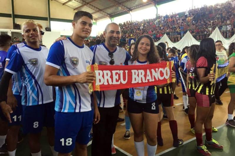 A cidade de Igarapé-Açu, no nordeste do Estado, sedia, até o próximo dia 20, a terceira etapa regional da 60ª edição dos Jogos Estudantis Paraenses (Jeps), uma ação esportivo-educacional que, ao longo de 60 anos propõe disseminar a cultura da paz e descobrir talentos esportivos. Cerca de 800 pessoas, entre atletas, professores e a comunidade participaram da cerimônia de abertura, nesta quarta-feira, 16, no ginásio Daniel Torres. Além de Igarapé-Açu, a terceira etapa também ocorre no município de Mocajuba (foto).
FOTO: DIVULGAÇÃO
DATA: 16.05.2018
MOCAJUBA - PARÁ <div class='credito_fotos'>Foto: Divulgação | <a href='/midias/2018/originais/1d08f45e-c908-4646-8298-a5a347eebd2e.jpg' download><i class='fa-solid fa-download'></i> Download</a></div>