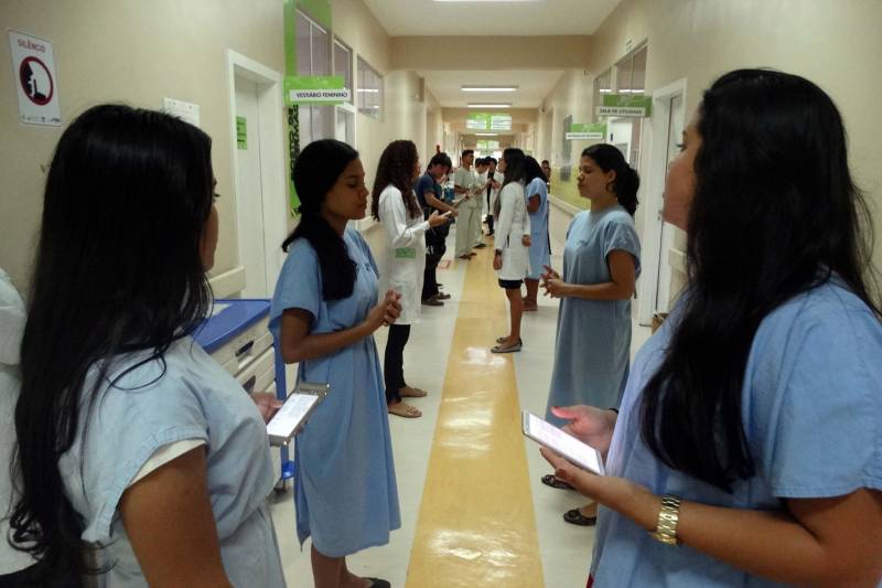 Diego Azevedo, de 32 anos, sofreu um acidente de moto enquanto trabalhava, há oito meses, o que gerou sequelas que ele ainda batalha para superar. Atualmente, está em fase de recuperação e usa um fixador externo na perna esquerda. O acompanhamento médico acontece no Hospital Público Estadual Galileu (HPEG), em Belém, onde ele esteve na segunda-feira, 17/12. Para a surpresa de Diego, enquanto aguardava a consulta, junto com a esposa Jakeline Xavier, de 32 anos, inesperadamente começou um flash mob natalino, na recepção da Unidade, que deixou os dois emocionados.

FOTO: ASCOM HPEG
DATA: 18.12.2018
BELÉM - PARÁ <div class='credito_fotos'>Foto: ASCOM / HPEG   |   <a href='/midias/2018/originais/1d0bcdd6-ba12-4f7b-bff0-6be9aa4658c4.jpg' download><i class='fa-solid fa-download'></i> Download</a></div>