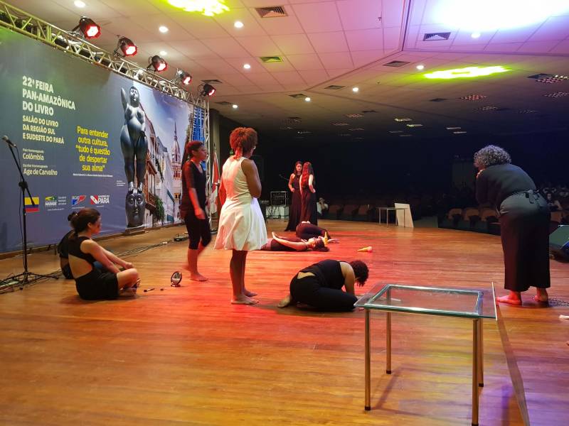 Em seguida, o público refletiu sobre as violências diretas e indiretas vivenciadas pelas mulheres com a performance do Coletivo Teatro Madalenas Tuíras (foto), formado por estudantes da Universidade Federal do Sul e Sudeste do Estado (Unifesspa). Segundo Natália Lopes, estudante de Ciências Sociais, a intenção é relatar a opressão do dia a dia das mulheres, criando um momento de reflexão para todo o público. O Coletivo Teatro Madalenas Tuíras foi criado no final de 2015, após a realização de uma oficina promovida pela Pró-Reitoria de Extensão da Unifesspa. Para Bruna Soares, do curso de Artes Visuais, “a ministrante, ao se deparar com as estudantes, viu um ambiente propício para criar o Coletivo de Teatro Madalenas”. A performance tem várias cenas, como a denúncia à estética imposta, a violência doméstica e psicológica dentro de casa, o assédio e o preconceito de gênero.
FOTO: KÉLIA SANTOS / CRGSP
DATA: 02.05.2018
MARABÁ - PARÁ <div class='credito_fotos'>Foto: KÉLIA SANTOS / ASCOM CRGSP | <a href='/midias/2018/originais/1d0f2708-2069-4b36-9062-afa933e75f8a.jpg' download><i class='fa-solid fa-download'></i> Download</a></div>
