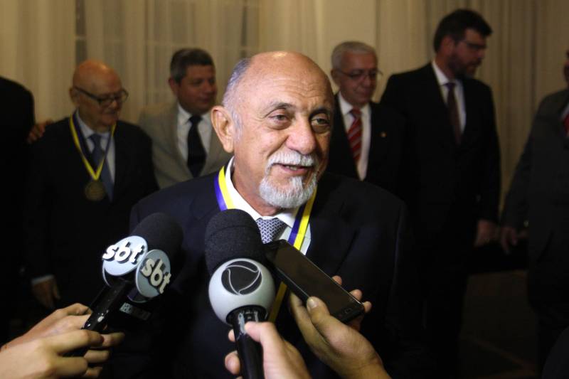 O governador Simão Jatene (foto) foi homenageado pela Associação do Corpo Consular no Estado do Pará (ACCP) com a Comenda do Mérito Consular João Clemente Baena Soares. A maior honraria da entidade foi entregue na noite desta quinta-feira (22), no salão nobre do prédio sede da Associação Comercial do Pará (ACP), em Belém.
FOTO: IGOR BRANDÃO / AG. PARÁ
DATA: 22.02.2018
BELÉM - PARÁ <div class='credito_fotos'>Foto: IGOR BRANDÃO / AG. PARÁ | <a href='/midias/2018/originais/1d1a95be-3078-4464-ab02-e0af1a4adbb1.jpg' download><i class='fa-solid fa-download'></i> Download</a></div>