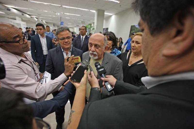 Carteira de identidade, habilitação e de trabalho. Seguro-desemprego, segunda via de boletos de água e multas de transito. Registros na Junta Comercial e DARFs de impostos. Registros de ocorrências na polícia e queixas ao Procon. Tudo num só lugar, rápido e fácil. O governador Simão Jatene (foto) entregou nesta sexta-feira, 04, à população a Estação Cidadania do Shopping Pátio Belém. É a sexta unidade de atendimento à população no estado do Pará. Num espaço de mais de mil metros quadrados, a população poderá contar com serviços de órgãos como: Banpará; Polícia Civil; Procon; Secretaria de Justiça e Direitos Humanos; Sistema Nacional de Empregos; Secretaria de Assistência Social, Trabalho e Renda; Junta Comercial do Estado, Secretaria da Fazenda, Cosanpa, Detran, Igeprev e Fundação Pro-Paz. Além desses, as novidades ficam por conta do Hemopa, oferecendo a possibilidade do cidadão doar sangue e da Secretaria Municipal de Mobilidade (Semob).
FOTO: ANTÔNIO SILVA / AG. PARÁ
DATA: 04.05.2018
BELÉM - PARÁ <div class='credito_fotos'>Foto: Antônio Silva/Ag. Pará | <a href='/midias/2018/originais/1d1d2764-b7c0-492f-b32f-e3ed54a16bbf.jpg' download><i class='fa-solid fa-download'></i> Download</a></div>