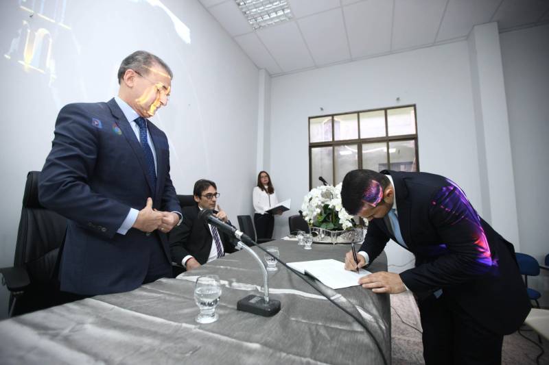 O procurador-geral do Estado, Ophir Cavalcante Junior, deu posse, na tarde da última segunda-feira (26), a seis novos procuradores do Estado, aprovados no 20º concurso público da Procuradoria Geral do Estado (PGE). O evento ocorreu no auditório do prédio-sede da instituição, em Batista Campos, Belém. Foram empossados Idemar Cordeiro Peracchi, Edson dos Santos Matoso, Ducival Carvalho Pereira Júnior, Giulliane Pinheiro Corrêa de Lima, Jobson de Oliveira Pereira e Arthur Marcel Batista Gomes. A cerimônia teve a presença do procurador-geral adjunto, Henrique Nobre Reis, do corregedor-geral da PGE, Paulo de Tarso Dias Klautau Filho, do presidente da Associação dos Procuradores do Estado, Ary Lima Cavalcanti, e de diversos procuradores do Estado, familiares e amigos dos empossados.
FOTO: THIAGO GOMES / AG. PARÁ
DATA: 27.03.2018
BELÉM - PARÁ <div class='credito_fotos'>Foto: Thiago Gomes /Ag. Pará | <a href='/midias/2018/originais/1d1eab4e-dc70-451e-a557-796c6757a4c9.jpg' download><i class='fa-solid fa-download'></i> Download</a></div>