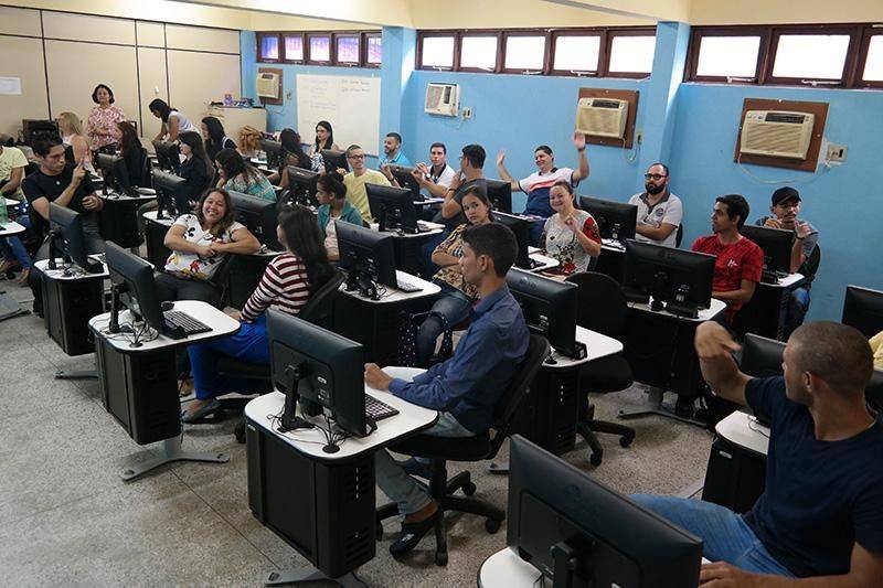O curso de Pedagogia Bilíngue do Centro de Ciências Sociais e Educação (CCSE) da Universidade do Estado do Pará (Uepa) teve sua primeira aula no último sábado, 10. Entretanto, diferente dos demais cursos que também iniciaram suas atividades, a Pedagogia Bilíngue chega para preencher uma lacuna histórica: a inclusão de alunos surdos em todos os níveis de ensino.
FOTO: FERNANDA MARTINS / ASCOM UEPA
DATA: 12.03.2018
BELÉM - PARÁ <div class='credito_fotos'>Foto: FERNANDA MARTINS / ASCOM UEPA | <a href='/midias/2018/originais/1d2a2015-239f-4691-a996-268a2b9d1420.jpg' download><i class='fa-solid fa-download'></i> Download</a></div>