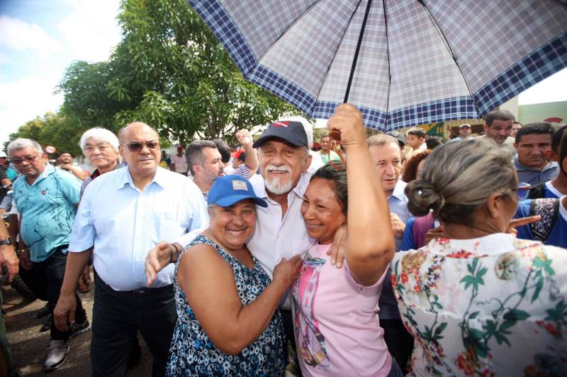 O governo do Pará dá seguimento às ações de reconhecimento de propriedade de terras em todas as regiões do Estado com a entrega, na manhã desta sexta-feira (16), de 124 títulos para pequenos produtores rurais do município de Bujaru, no nordeste paraense. A cerimônia, realizada no Sindicato de Produtores Rurais do município, foi conduzida pelo governador Simão Jatene e contou com a presença de secretários de Estado, parlamentares, prefeitos e autoridades da região. Os documentos expedidos pelo Instituto de Terras do Pará (Iterpa) vão atender famílias que residem em 15 comunidades do município, entre elas a Jutai, Igarapezinho, Jabatiteua, Guajará-Miri, Guajará-Açu, Ramal do Puxador, Ramal do Caiti, Santa Maria, São Luiz, Cajuíra, entre outras localizadas ao longo da Rodovia PA-140, totalizando mais de 6 mil hectares de áreas tituladas.
FOTO: THIAGO GOMES / AG PARÁ
DATA: 16.02.2018
BUJARÚ - PARÁ <div class='credito_fotos'>Foto: Thiago Gomes /Ag. Pará | <a href='/midias/2018/originais/1d2c1b9b-512f-46fb-a5d0-7687b6a8c7f9.jpg' download><i class='fa-solid fa-download'></i> Download</a></div>