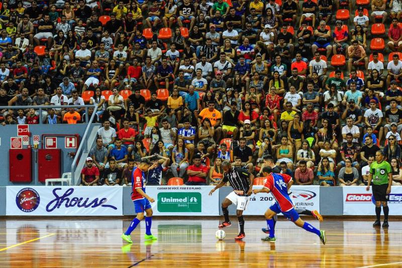 A Arena Guilherme Paraense foi palco de mais um grande evento esportivo na manhã deste domingo, 25. O futsal foi a modalidade que esteve em destaque na quadra da arena multiuso, durante amistoso entre as equipes do Corinthians (SP) e Shouse (PA). A partida terminou com o placar de 6 a 0 para o time paulista. De um lado, uma equipe veterana; de outro, um time estreante buscando mostrar a que veio, e conquistar a confiança da torcida paraense. Este foi o cenário do amistoso que levou cerca de 3 mil pessoas às arquibancadas do Mangueirinho. O jogo teve um primeiro tempo equilibrado, com as duas equipes mostrando qualidade. O time visitante abriu o placar; a equipe paraense buscou o gol de empate, mas não conseguiu. No segundo tempo a equipe corintiana marcou mais 5 gols, fechando a partida com o placar de 6 a 0.
FOTO:ASCOM /SEEL
DATA: 25.02.2018
BELÉM - PARÁ <div class='credito_fotos'>Foto: ASCOM SEEL | <a href='/midias/2018/originais/1d2d1ede-7cc4-4acc-ba68-3f2cec36351c.jpg' download><i class='fa-solid fa-download'></i> Download</a></div>