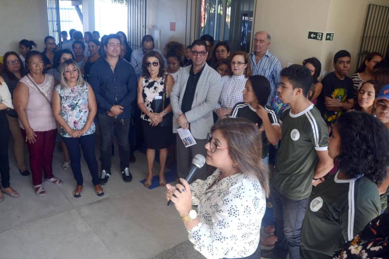 O Governo do Estado entregou, nesta quarta-feira (13), a obra da Escola Estadual de Ensino Fundamental e Médio Professora Consuelo Coelho de Souza, localizada em Ananindeua.  A entrega à comunidade  foi presidida pela Secretária de Estado  de Educação, Ana Claudia Serruya Hage (foto), que representou o Governador Simão Jatene. O evento reuniu os secretários adjuntos da Seduc, educadores, estudantes e  pessoas da comunidade 40 Horas. A escola foi integralmente reformada, ganhou três novas salas de aula e outros ambientes necessários ao funcionamento da administração e de atividades pedagógicas. Estão matriculados 785  alunos, sendo 230 alunos do Ensino Fundamental Maior e 555 do Ensino Médio. As aulas serão ministradas nos três turnos; duas turmas vão atender alunos  do Projeto Mundiar. A obra faz parte do Programa de Melhoria da Qualidade e Expansão da Educação Básica; foram investidos R$ 2,339 milhões de reais, oriundos do financiamento obtido pelo Governo do Estado junto ao Banco Interamericano de Desenvolvimento (BID).

FOTO: ELISEU DIAS / ASCOM SEDUC
DATA: 13.06.2018
BELÉM - PARÁ <div class='credito_fotos'>Foto: Eliseu Dias / Ascom Seduc   |   <a href='/midias/2018/originais/1d444dc6-2c92-4c8f-9468-8b6df2222a02.jpg' download><i class='fa-solid fa-download'></i> Download</a></div>