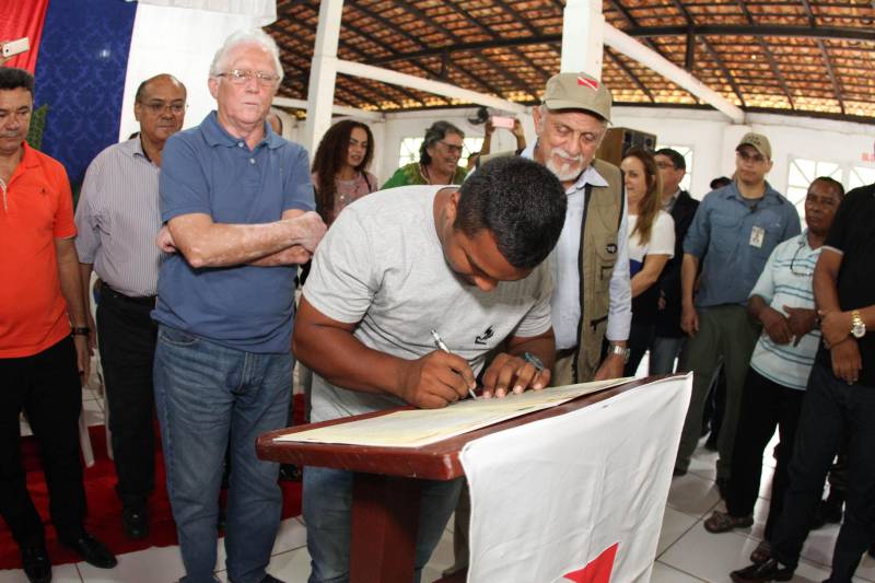 Cento e dezoito famílias da comunidade quilombola do Caeté, no município de Abaetetuba, no nordeste do Estado, foram beneficiadas com um título coletivo de terra. Com o documento, o Governo do Estado, por meio do Instituto de Terras do Pará (Iterpa), reconhece o direito de uma população que há décadas ocupa e trabalha na área. A cerimônia de entrega ocorreu na manhã deste sábado (24), no Centro Comunitário, e contou com a participação do governador Simão Jatene. A área titulada corresponde a cerca de 1.400 hectares. Agora, devidamente respaldadas, as famílias poderão ter acesso a empréstimos, políticas públicas, entre outros benefícios que possibilitam o desenvolvimento da sua produção e a continuidade de suas tradições. “Com o documento de terra a comunidade passa a ter segurança jurídica e acesso a créditos, financiamentos e outros benefícios que antes não lhes era permitido. Além disso, agora eles poderão produzir com mais segurança, mantendo a terra entre as futuras gerações”, afirmou o governador Simão Jatene. Na foto, Thiago Melo Monfort, presidente da Associação da Comunidade Remanescente de Quilombo do Caeté (AQUICAETÉ).
FOTO: CRISTINO MARTINS / AG. PARÁ
DATA: 24.03.2018
ABAETETUBA - PARÁ
<div class='credito_fotos'>Foto: Cristino Martins/Ag. Pará | <a href='/midias/2018/originais/1d4772d5-cf13-4b48-bab3-fd643a7bb37d.jpg' download><i class='fa-solid fa-download'></i> Download</a></div>