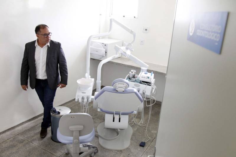 As obras da nova Unidade Básica de Saúde (UBS) do Complexo Penitenciário de Santa Izabel que irá atender mais de 4,5 mil presos foram concluídas. Nesta sexta-feira (30), o superintendente do Sistema Penitenciário do Estado (Susipe), Coronel Rosinaldo da Silva Conceição (foto) e a equipe da Diretoria de Assistência Biopsicossocial da Susipe realizaram a vistoria técnica na obra. A execução do projeto para a reforma da UBS só foi possível, através de uma parceria da Susipe com o Ministério da Saúde, por meio do governo Federal, juntamente com o governo do Estado do Pará. Os recursos investidos foram na ordem de R$ 278.817,09. A nova UBS ofertará os serviços de clínica médica, com três consultórios para atendimento, odontologia, que contará com dois consultórios, sala de enfermagem, sala para procedimentos de saúde como curativos, vacinação, exames e inalações, além de um laboratório para (TB) e sala de Raio-x. A expectativa é que a unidade faça um atendimento médio de 60 presos por dia e de cerca de 1.500 por mês.
FOTO: AKIRA ONUMA / ASCOM SUSIPE
DATA: 30.05.2018
SANTA IZABEL - PARÁ <div class='credito_fotos'>Foto: Akira Onuma / Ascom Susipe | <a href='/midias/2018/originais/1d48385a-b903-4aca-b624-d406b3a676af.jpg' download><i class='fa-solid fa-download'></i> Download</a></div>