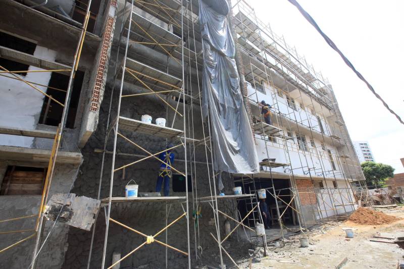 A saúde pública da Região Metropolitana de Belém vai ganhar mais um espaço para atendimento do Sistema Único de Saúde (SUS). Em dezembro o governo do Estado inaugura o Centro Médico de Especialidades (CEM), que vai concentrar, em um só lugar, a oferta de serviços ambulatoriais, consultas e diagnósticos. Com a nova unidade, se fortalecem os pilares da eficácia e da qualidade na saúde pública, bases importantes para uma boa prestação de serviço na rede estadual.
FOTO: SIDNEY OLIVEIRA / AG. PARÁ
DATA: 20.11.2018
BELÉM - PARÁ <div class='credito_fotos'>Foto: Sidney Oliveira/Ag. Pará | <a href='/midias/2018/originais/1d4b070b-4026-45b7-bf58-732c4ea53cc8.jpg' download><i class='fa-solid fa-download'></i> Download</a></div>