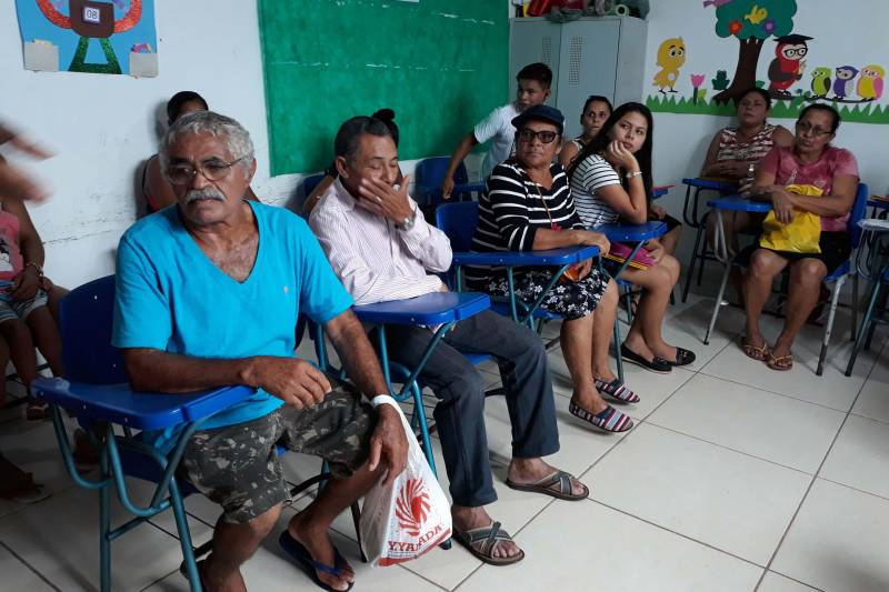 Os moradores de Santo Antônio do Tauá recebem hoje (30) os serviços de emissão de documentos, ofertados pela caravana Pro Paz Cidadania (foto) e seguem até amanhã (01). Nestes dois dias de ação poderão solicitar a expedição de cpf, rg, certidão de nascimento, Identidade jovem (Id jovem), identidade de nome social e aconselhamento jurídico. Seu José Ferreira da Silva, de 78 anos, aproveitou a ação para renovar a identidade, que ja está desgastada com o tempo. "Meu rg é muito antigo e já está deteriorado, a chegada da ação no município é um presente para todos nós. Eu tenho a necessidade de uma nova identidade, mas não tenho dinheiro para o serviço, aqui podemos emitir gratuitamente. Só temos a agradecer", disse seu José.
FOTO: EMANUELE CORRÊA / ASCOM PRO PAZ
DATA: 30.04.2018
SANTO ANTÔNIO DO TAUÁ - PARÁ <div class='credito_fotos'>Foto: EMANUELE CORRÊA / ASCOM PRO PAZ | <a href='/midias/2018/originais/1d4dc201-1b2d-4ad1-ac7d-3d1841d1c193.jpg' download><i class='fa-solid fa-download'></i> Download</a></div>