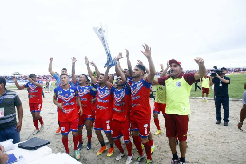 O Bragantino conquistou o terceiro lugar do Campeonato Paraense 2018 na tarde este sábado, 7. O Tubarão do Caeté recebeu o São Raimundo no Estádio Diogão e levou pelo placar de 1 x 0.
FOTO: THIAGO GOMES / AG. PARÁ
DATA: 07.04.2018
BRAGANÇA - PARÁ <div class='credito_fotos'>Foto: Thiago Gomes /Ag. Pará | <a href='/midias/2018/originais/1d576c86-1c46-4e9a-aa58-c49d1b2e0be4.jpg' download><i class='fa-solid fa-download'></i> Download</a></div>