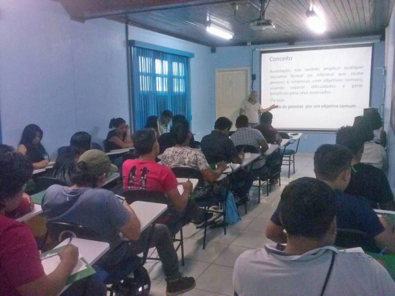 A Gerência de Sociobiodiversidade (Gsbio) do Instituto de Desenvolvimento Florestal e da Biodiversidade (Ideflor-bio) promove até a próxima sexta-feira, 27, a oficina “Gestão de Organizações Sociais e de Empreendimentos a Povos Indígenas da Calha Norte” (foto). A oficina pretende fornecer informações e metodologias para aprimorar o desempenho de associações comunitárias das terras indígenas Trombetas Mapuera, Nhamundá Mapuera e Kachuyana/Tunayana. A oficina é voltada a 30 estudantes universitários indígenas e integrantes das associações locais. Segundo Jalva Braga, da Gsbio, a capacitação é uma demanda dos próprios indígenas.
FOTO: ASCOM / IDEFLOR
DATA: 24.04.2018
CALHA NORTE - PARÁ <div class='credito_fotos'>Foto: Ascom Ideflor | <a href='/midias/2018/originais/1d57a301-9cd6-47ac-9690-b834d1a927d4.jpg' download><i class='fa-solid fa-download'></i> Download</a></div>