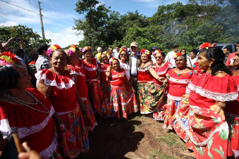 “Ter a posse da terra é a certeza de que nunca iremos perder o nosso direito, que nossos filhos e nossos netos poderão dar continuidade a nossa história em segurança. Foram anos de luta até chegar esse dia, agraciados com a assinatura do nosso título de terra. Só temos a agradecer a todos que fizeram parte disso e a cada um que lutou junto para que hoje isso se tornasse realidade”. A fala emocionada foi de seu Mário Araújo Silva, presidente da Associação Remanescente de Quilombo Espírito Santo, localizada no município do Acará, no nordeste do Estado. Ele assinou, neste sábado (24), junto com o governador Simão Jatene (foto), o título que dá a posse da terra a comunidade. A fala do presidente traduz o sentimento das dezenas de famílias que moram no local, que agora tem a posse legítima do local onde seus antepassados viveram. “Sou filho de mãe negra. Nasci aqui como minha vó, bisavó, que fazem parte da história dessa comunidade que já existe a mais de 300 anos.
FOTO: SIDNEY OLIVEIRA / AG. PARÁ
DATA: 24.03.2018
ACARÁ - PARÁ <div class='credito_fotos'>Foto: Sidney Oliveira/Ag. Pará | <a href='/midias/2018/originais/1d6132c3-1a28-4136-bb1e-f9b6957d6775.jpg' download><i class='fa-solid fa-download'></i> Download</a></div>