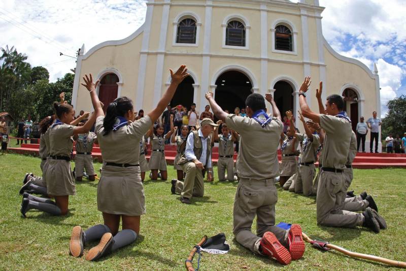 Cento e dezoito famílias da comunidade quilombola do Caeté, no município de Abaetetuba, no nordeste do Estado, foram beneficiadas com um título coletivo de terra. Com o documento, o Governo do Estado, por meio do Instituto de Terras do Pará (Iterpa), reconhece o direito de uma população que há décadas ocupa e trabalha na área. A cerimônia de entrega ocorreu na manhã deste sábado (24), no Centro Comunitário, e contou com a participação do governador Simão Jatene. A área titulada corresponde a cerca de 1.400 hectares. Agora, devidamente respaldadas, as famílias poderão ter acesso a empréstimos, políticas públicas, entre outros benefícios que possibilitam o desenvolvimento da sua produção e a continuidade de suas tradições. “Com o documento de terra a comunidade passa a ter segurança jurídica e acesso a créditos, financiamentos e outros benefícios que antes não lhes era permitido. Além disso, agora eles poderão produzir com mais segurança, mantendo a terra entre as futuras gerações”, afirmou o governador Simão Jatene.
FOTO: CRISTINO MARTINS / AG. PARÁ
DATA: 24.03.2018
ABAETETUBA - PARÁ
<div class='credito_fotos'>Foto: Cristino Martins/Ag. Pará | <a href='/midias/2018/originais/1d63640e-630a-48ca-a887-c7508d9579ae.jpg' download><i class='fa-solid fa-download'></i> Download</a></div>