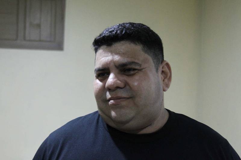 A Superintendência do Sistema Penitenciário do Estado (Susipe) determinou a proibição de uso de celulares por agentes públicos nas unidades prisionais de todo o Estado. A medida tem a finalidade de garantir maior segurança nas unidades penais e impedir a exposição de imagens e vídeos captados no interior das casas penais e o compartilhamento pelas redes sociais, de forma indevida. A Portaria de recomendação Nº 50/2018 entrou em vigor no último dia 26 de janeiro. Os aparelhos dos servidores devem a partir de então ficar guardados nas portarias dos centros de recuperação até o fim do expediente ou plantão. Para a comunicação urgente, os servidores poderão utilizar os telefones fixos e móveis da unidade prisional. Na foto, o agente prisional Elson Mota.
FOTO: AKIRA ONUMA
DATA: 07.02.2018
BELÉM - PARÁ <div class='credito_fotos'>Foto: Akira Onuma / Ascom Susipe | <a href='/midias/2018/originais/1d6d74a6-9f43-4fd6-bb89-8c933d22c7e8.jpg' download><i class='fa-solid fa-download'></i> Download</a></div>