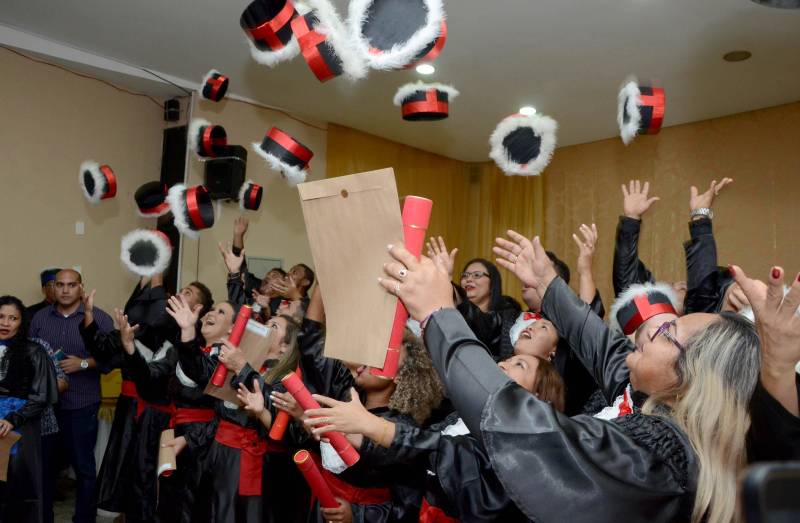 O auditório da Escola Técnica Deodoro de Mendonça, em Belém, sediou muito mais que uma cerimônia de formatura na noite desta sexta-feira (16). O clima no evento era de conquista, de vitória e de possibilidades de um futuro promissor para os 91 novos formandos dos cursos profissionalizantes ofertados pela Secretaria de Estado de Educação (Seduc).
FOTO: RAI PONTES / ASCOM SEDUC
DATA: 16.03.2018
BELÉM - PARÁ <div class='credito_fotos'>Foto: Rai Pontes/Ascom Seduc | <a href='/midias/2018/originais/1d6fcc5c-4a29-4442-97b9-6f84c2554262.jpg' download><i class='fa-solid fa-download'></i> Download</a></div>