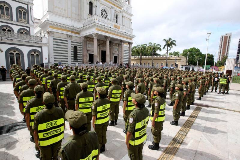 Cerca de 2 mil alunos do curso de formação de praças da Polícia Militar cumprem neste sábado (12) uma etapa importante da preparação: eles saem pela primeira vez às ruas, no estágio supervisionado, para vivenciar situações reais da carreira e, ao mesmo tempo, reforçar o policiamento ostensivo. Em Belém, cerca de 500 homens e mulheres se concentraram na Praça Santuário, em frente à Basílica de Nazaré, e saíram, em seguida, para diversos pontos da capital. A ação faz parte do pacote de medidas de combate à criminalidade e reforço da segurança pública anunciado pelo Governo do Estado.
FOTO: SIDNEY OLIVEIRA / AG. PARÁ
DATA: 12.05.2018
BELÉM - PARÁ <div class='credito_fotos'>Foto: Sidney Oliveira/Ag. Pará | <a href='/midias/2018/originais/1d74a312-aa1d-47cb-bc96-977e7e848d99.jpg' download><i class='fa-solid fa-download'></i> Download</a></div>
