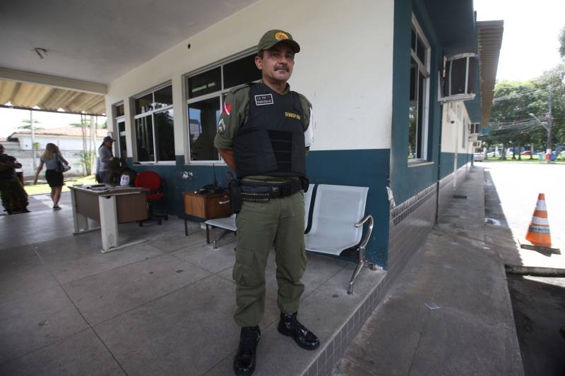 A Polícia Militar do Pará (PMPA) está substituindo 400 policiais da ativa que estão em trabalho interno e administrativo por policiais da reserva. O orgulho é compartilhado pelo cabo Luis Carlos Venceslau, 53 anos (foto).
FOTO: SIDNEY OLIVEIRA / AG. PARÁ
DATA: 16.05.2018
BELÉM - PARÁ <div class='credito_fotos'>Foto: Sidney Oliveira/Ag. Pará | <a href='/midias/2018/originais/1d75832c-23e3-413d-9e1b-28b4878010cb.jpg' download><i class='fa-solid fa-download'></i> Download</a></div>