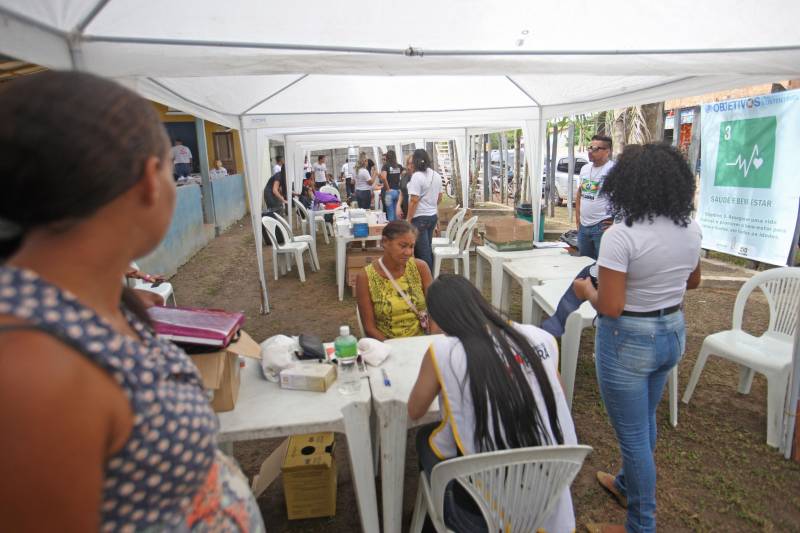 Aos 22 anos, Cláudio Cardoso está desempregado e procura um trabalho para sustentar o filho. Neste domingo (11) ele aproveitou a presença da Caravana Pro Paz no município de Barcarena, distante 15 quilômetros da capital, para retirar seus documentos e até aproveitou para cortar os cabelos. Na segunda-feira (12) pretende sair em busca de um emprego. Ele é um dos mil beneficiados pelos atendimentos feitos na cidade pela Caravana Pro Paz, uma ação do Governo do Pará, que busca garantir o acesso da população mais carente a serviços de atenção às necessidades básicas do cidadão, como atendimentos médicos, exames, vacinação, entre outros, com ações de mobilização em diversas regiões e municípios, a fim de fortalecer a cidadania paraense. “Os documentos e aparências são muito importantes para conseguir um trabalho, por isso estou aproveitando para fazer tudo para na segunda-feira continuar procurando emprego”, comentou Claudio. Ele está separado e quer encontrar um trabalho para sustentar o filho. A Caravana Pro Paz está iniciando os trabalhos em 2018 por Barcarena, nas comunidades de Vila Nova, Bom futuro e Burajuba afetadas pelo transbordamento de rejeitos da Hydro Alunorte, no início deste mês. Os serviços de retirada de documentos (Certidão de Nascimento, RG, Registro Social, ID Jovem), atendimento médico (pediatria, ginecologia e clínica geral), consulta jurídica, exames vacinas e cortes de cabelo foram ofertados em parceria com a Prefeitura do município. Na foto, dona Maria Salustiana Cardoso.
FOTO: IGOR BRANDÃO / AG PARÁ
DATA: 11.03.2018
BARCARENA - PARÁ <div class='credito_fotos'>Foto: IGOR BRANDÃO / AG. PARÁ | <a href='/midias/2018/originais/1d77ab1a-ecb9-474c-99d0-000e3e79eeaf.jpg' download><i class='fa-solid fa-download'></i> Download</a></div>