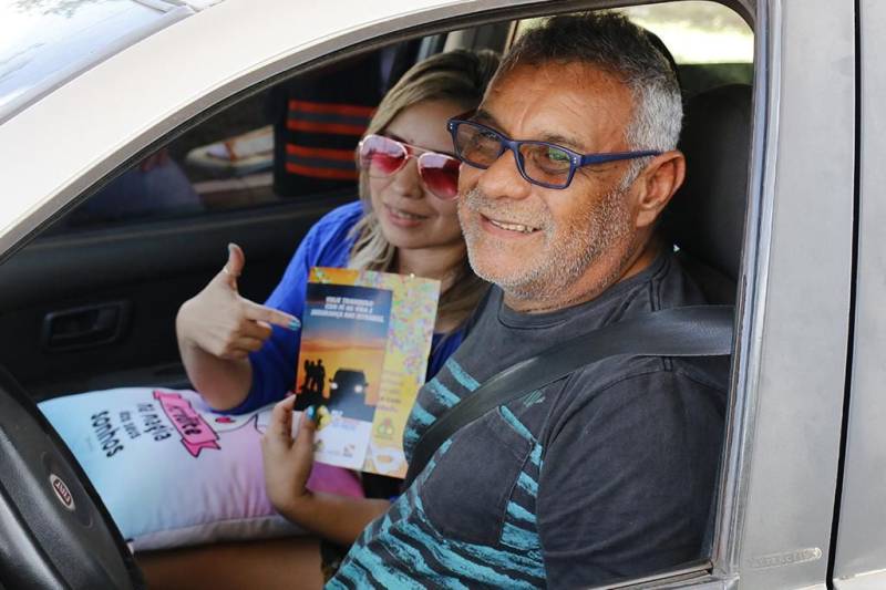Agentes de educação para o trânsito e de fiscalização do Departamento de Trânsito do Estado (Detran) promoveram, na manhã deste sábado (10), uma operação, em conjunto com a Polícia Militar (PM), no pórtico do município de Vigia, PA 412. Durante a ação, que faz parte da "Operação Carnaval 2018", foram abordados mais de 60 condutores. As abordagens educativas visam conscientizar os motoristas que escolheram Vigia como destino para passar o feriado de carnaval. Dentre os alertas passados pelos agentes de educação estão a importância da utilização dos dispositivos de segurança, tanto para passageiros adultos quanto para crianças, e os perigos da mistura álcool e direção. Já as abordagens de fiscalização, buscam reduzir os índices de acidentes e veículos circulando em condições irregulares. Na foto, Daniel oliveira.
FOTO: ASCOM DETRAN
DATA: 10.02.2018
VIGIA - PARÁ <div class='credito_fotos'>Foto: ASCOM DETRAN | <a href='/midias/2018/originais/1d7e3d93-5051-4da1-ac75-4c9075c45fe9.jpg' download><i class='fa-solid fa-download'></i> Download</a></div>