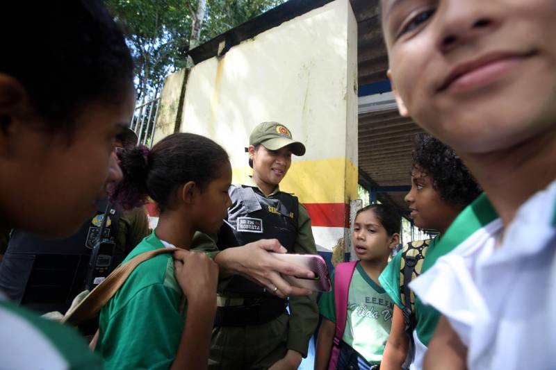 Uma das seis escolas da capital nas quais o Cipoe atua com o Plano de Segurança Escolar é a Escola Estadual Hilda Vieira (foto), no bairro da Marambaia. Lá estudam 1.300 alunos, do ensino fundamental à Educação de Jovens e Adultos (EJA), nos períodos matutino, vespertino e noturno.
FOTO: SIDNEY OLIVEIRA / AG. PARÁ
DATA: 30.05.2018
BELÉM - PARÁ <div class='credito_fotos'>Foto: Sidney Oliveira/Ag. Pará | <a href='/midias/2018/originais/1d84c4c1-041e-4775-8bdc-9667fc3d73da.jpg' download><i class='fa-solid fa-download'></i> Download</a></div>