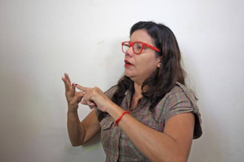 Incluir pessoas com algum tipo de deficiência no cotidiano das cidades tem sido um desafio para todos os governos. No Pará não é diferente. Mas o governo do Estado tem atuado nas várias áreas e, mais especificamente, no que se refere a inclusão de pessoas surdas, por meio da formação de profissionais capacitados para atuar junto a esse público. Uma das primeiras medidas tomadas foi a mudança no curso de Letras/Libras ofertado pela Universidade do Estado do Pará (Uepa). A graduação até o ano de 2008 era apenas na modalidade à distância. A partir de 2012, passou a ser presencial, com oferta do curso no vestibular da instituição com 40 vagas. Na foto, Márcia Simone Silva.
FOTO: RODOLFO OLIVEIRA / AG. PARÁ
DATA: 02.04.2018
BELÉM - PARÁ <div class='credito_fotos'>Foto: Rodolfo Oliveira/Ag. Pará | <a href='/midias/2018/originais/1d87042f-0193-40bf-a6fe-d8e45f9e3212.jpg' download><i class='fa-solid fa-download'></i> Download</a></div>
