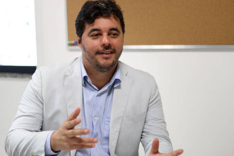 O cuidado com a segurança do paciente e a qualidade dos serviços de saúde prestados à população garantiu ao Hospital Público Regional do Marajó (HRPM), em Breves, o certificado de Hospital Acreditado pela Organização Nacional de Acreditação (ONA). A Acreditação Nível 1 é um sistema de avaliação da qualidade dos serviços de saúde, que analisa os critérios de segurança do paciente em todos os níveis da instituição de saúde. Para o diretor executivo do HRPM, Joaquim Fonseca (FOTO), a conquista tem um sabor único e especial.
FOTO: MARCELO LELIS / AG. PARÁ
DATA: 26.06.2018
BREVES - PARÁ <div class='credito_fotos'>Foto: Marcelo Lelis / Ag. Pará | <a href='/midias/2018/originais/1d8b6c8f-1df5-45b5-a459-01febe304278.jpg' download><i class='fa-solid fa-download'></i> Download</a></div>