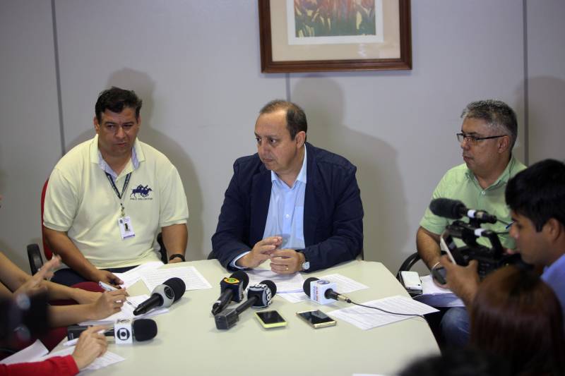 Coletiva na Sespa sobre a suspeita de casos de raiva humana no município de Melgaço. Na foto, o secretário de Saúde, Vitor Matheus.
FOTO: THIAGO GOMES / AG. PARÁ
DATA: 11.05.2018
BELÉM - PARÁ <div class='credito_fotos'>Foto: Thiago Gomes /Ag. Pará | <a href='/midias/2018/originais/1d8e7dc2-fc37-4231-9846-3e8ed1b1872b.jpg' download><i class='fa-solid fa-download'></i> Download</a></div>