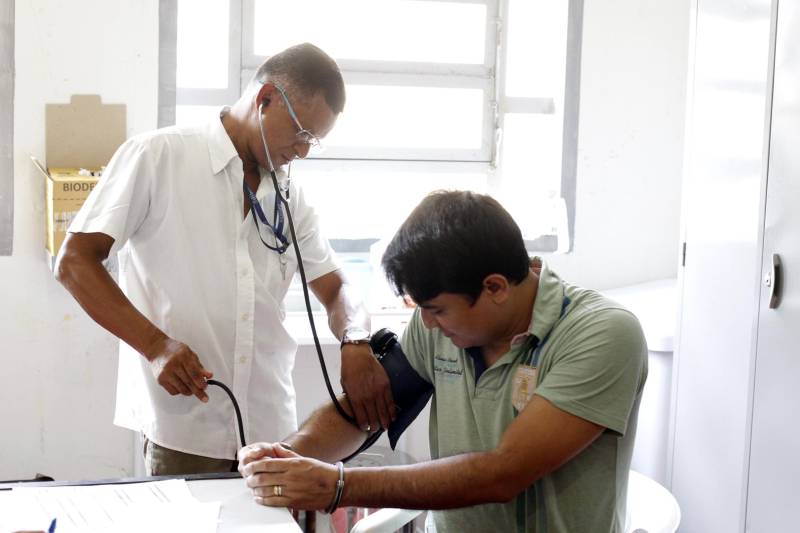 A Diretoria de Assistência Biopsicossocial da Superintendência do Sistema Penitenciário do Estado (Susipe) vem realizando um mutirão de atendimento médico e odontológico, vacinação e teste de HIV e sífilis nos presídios da Região Metropolitana de Belém (RMB), desde o mês de junho. Nesta quarta-feira (14), a ação ocorreu no Centro de Recuperação Penitenciário do Pará III (CRPP III), localizado no Complexo de Santa Izabel, na Região Metropolitana de Belém. Foram três dias de atendimento, que beneficiaram mais de 100 presos.
FOTO: AKIRA ONUMA/ASCOM SUSIPE
DATA: 15.11.2018
BELÉM - PARÁ <div class='credito_fotos'>Foto: Akira Onuma / Ascom Susipe | <a href='/midias/2018/originais/1d9496dc-3780-42c3-ae94-14861803e76f.jpg' download><i class='fa-solid fa-download'></i> Download</a></div>