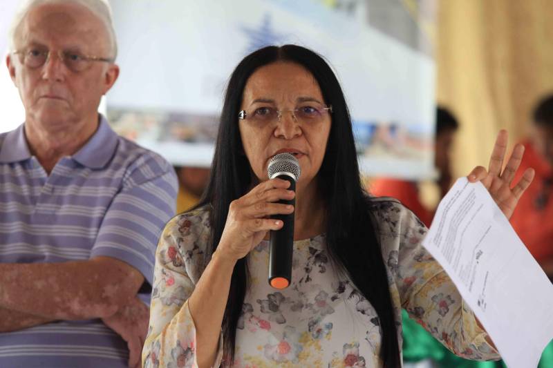 Mais de 300 produtores compareceram à arena Bira's, em Igarapé-Miri, no nordeste paraense, na manhã de quinta-feira (15), em busca de informações sobre crédito, qualificação profissional, regularização fundiária e cadeia produtiva. O público foi atendido pela "Caravana Pará 2030 - Igarapé-Miri", promovida pelo governo do Estado, que levou ao município os serviços de várias secretarias, bancos e instituições ligadas à produção e à intermediação de negócios. Na foto, Tetê Santos, gestora do Programa CredCidadão.
FOTO: RODOLFO OLIVEIRA / AG. PARÁ
DATA: 16.03.2018
IGARAPÉ-MIRI - PARÁ <div class='credito_fotos'>Foto: Rodolfo Oliveira/Ag. Pará | <a href='/midias/2018/originais/1d9839b9-25d1-4cb6-93f2-6c1e250d867e.jpg' download><i class='fa-solid fa-download'></i> Download</a></div>