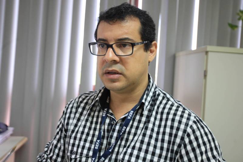 Um dos principais medos de quem adquire uma necessidade especial ao longo da vida é deixar de realizar, com a mesma facilidade, coisas que até então eram simples para si, como por exemplo, dirigir um veículo. Mas, desde 2013, a compra de veículo automotor novo por pessoas com alguma deficiência, seja ela física, visual, mental (severa ou profunda) ou com autismo, diretamente ou por intermédio de seu representante legal, está isenta de recolher Imposto sobre Operações Relativas à Circulação de Mercadorias e sobre Prestações de Serviços de Transporte Interestadual, Intermunicipal e de Comunicação (ICMS). Na foto, Fábio Vieira, auditor fiscal da Secretaria da Fazenda do Pará.
FOTO: RODOLFO OLIVEIRA / AG. PARÁ
DATA: 27.04.2018
BELÉM - PARÁ <div class='credito_fotos'>Foto: Rodolfo Oliveira/Ag. Pará | <a href='/midias/2018/originais/1db8240a-5050-48b7-94ff-c1e98ac239dc.jpg' download><i class='fa-solid fa-download'></i> Download</a></div>