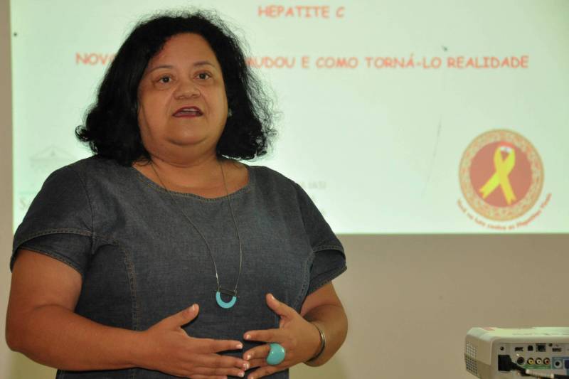 No Pará, assim como em outros Estados, todas as pessoas diagnosticadas com hepatite C deverão receber tratamento gratuito pelo Sistema Único de Saúde (SUS), independentemente do grau de danos já provocados no fígado. Essa medida foi tomada pelo Ministério da Saúde em 15 de março deste ano, por meio da atualização do Protocolo Clínico e Diretrizes Terapêuticas das Hepatites Virais, publicada inclusive no Diário Oficial da União (DOU). Desde então, a recomendação dada às secretarias estaduais de Saúde é de que capacitem os profissionais dos serviços de referência sobre essas novas providências técnicas para o tratamento da doença. Uma primeira oficina de capacitação sobre esse novo protocolo foi realizada nesta quinta-feira, 26, por técnicos da Coordenação de Hepatites Virais da Secretaria de Saúde do Estado do Pará (Sespa) e por especialistas do Centro de Referência Estadual para Tratamento das Doenças do Fígado da Fundação Santa Casa de Misericórdia do Pará, com o objetivo de discutir a ampliação desta estratégia nacional que visa eliminar a hepatite C até 2030. Na foto, a coordenadora estadual de Hepatites Virais, Cisalpina Cantão.
FOTO: JOSÉ PANTOJA / ASCOM SESPA
DATA: 27.04.2018
BELÉM - PARÁ <div class='credito_fotos'>Foto: José Pantoja / Ascom Sespa | <a href='/midias/2018/originais/1dbcec72-c2b9-494a-95ab-ec1d247e86ac.jpg' download><i class='fa-solid fa-download'></i> Download</a></div>