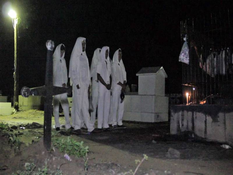 No período da Semana Santa, o município de Oriximiná, na região oeste, revive uma tradição secular, a Encomendação das Almas (foto), trazida da Europa para o Brasil pelos padres capuchinhos e mantida até hoje entre as populações ribeirinhas e as comunidades remanescentes de quilombos. O ritual católico começa na noite desta quarta-feira (28), quando grupos de homens trajados com mantos brancos se dirigem ao cemitério da cidade para, à meia-noite, “apanharem” as almas que seguirão em uma longa procissão pelas ruas de Oriximiná. Entre orações e ladainhas entoadas em latim, os “encomendadores de almas”, como são chamados, também param nas casas dos moradores que solicitam ou, como manda a tradição, deixam uma vela acesa na frente de suas residências. Como retribuição, as famílias costumam ofertar um lanche na madrugada. A manifestação popular, que se mantém em poucas cidades do Brasil, prossegue até a meia-noite da Sexta-Feira Santa, quando as almas são devolvidas ao cemitério.
FOTO: REPRODUÇÃO
DATA: 29.03.2018
<div class='credito_fotos'>Foto: REPRODUÇÃO | <a href='/midias/2018/originais/1dc439fa-7276-411f-8fe9-47feaca7180e.jpg' download><i class='fa-solid fa-download'></i> Download</a></div>