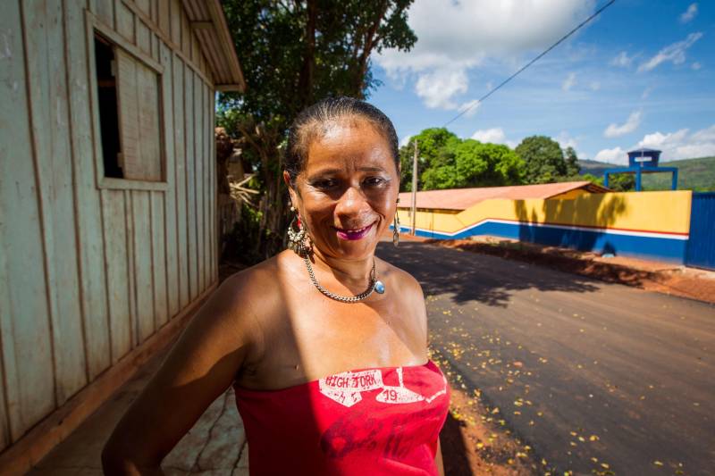 Aos poucos, a paisagem de Serra Pelada – que já foi o maior garimpo a céu aberto do planeta e hoje é distrito de Curionópolis, município do sudeste paraense - começa a se modificar. A poeira intensa, típica de estradas de chão, vai paulatinamente dando lugar à camada de asfalto, que pela primeira vez chega a Curiónópolis, conhecido mundialmente pela corrida do ouro e pelo formigueiro humano nos anos 1980, eternizado pelo olhar do fotógrafo Sebastião Salgado. O ouro não é mais explorado na região, mas Serra Pelada ainda é uma cidade de garimpeiros. São eles que residem e povoam as ruas, que parecem ter parado no tempo. Foram esses trabalhadores que fizeram a localidade crescer, que formaram famílias e criaram filhos nascidos no local, fincando raízes, criando identidade, sonhando com a volta da exploração do ouro, cada vez mais distante. Mas até esse cenário vem se transformando. Na foto, Maria das Neves.

FOTO: ASCOM / PREFEITURA DE CURIONÓPOLIS
DATA: 08.06.2018
CURIONÓPOLIS - PARÁ <div class='credito_fotos'>Foto: ASCOM / PREFEITURA DE CURIONÓPOLIS   |   <a href='/midias/2018/originais/1dd8d99c-7d5d-415b-9531-600c28b0acee.jpg' download><i class='fa-solid fa-download'></i> Download</a></div>