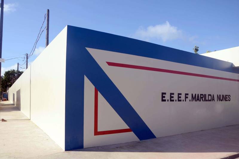Em companhia da viúva do ex-governador Alacid Nunes, Marilda de Figueiredo Nunes, a secretária de Estado de Educação, Ana Claudia Serruya Hage, entregou nesta sexta-feira (28) as obras da reconstrução da Escola Estadual de Ensino Fundamental Marilda Nunes (foto), no bairro do Benguí, em Belém. A escola, localizada na Passagem Maciel com a Passagem Bom Jesus, volta a funcionar em novas instalações, incluindo uma quadra poliesportiva coberta. “Eu fico muito feliz em verificar o zelo com que a Seduc, na pessoa da secretária Ana Claudia Hage e sua equipe, trata a escola que originalmente era uma creche para atender à comunidade do Benguí. Será de grande serventia para a formação dos estudantes aqui do bairro”, afirmou Marilda Nunes, ao lado da irmã, Maria do Carmo Riodades, e do filho Hildegardo Nunes, atual secretário de Estado de Desenvolvimento Econômico, Mineração e Energia. A creche foi instalada no local no Governo Alacid Nunes.

FOTO: RAI PONTES / ASCOM SEDUC
DATA: 28.12.2018
BELÉM - PARÁ <div class='credito_fotos'>Foto: Rai Pontes/Ascom Seduc   |   <a href='/midias/2018/originais/1de263e4-0ac1-4a56-83ca-a9dc45fdef02.jpg' download><i class='fa-solid fa-download'></i> Download</a></div>