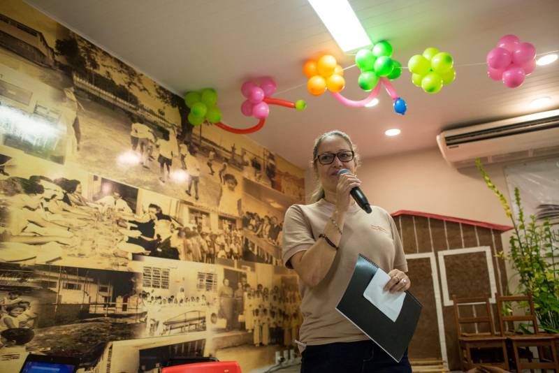 “A cultura tem o poder de emocionar”. A frase dita pela professora Ruth Valin marcou o tom do Sarau Literário na manhã desta sexta-feira, 8, no Preventório Santa Terezinha, no bairro do Marco, em Belém, que contou com a presença do escritor paraense Daniel Leite, homenageado pelas crianças atendidas pela instituição e os alunos da Escola Estadual Santa Terezinha, que funciona no mesmo prédio. Elas cantaram músicas infantis e recitaram trechos das obras “A história das crianças que plantaram um rio” e “A menina árvore”, de Daniel Leite, além de apresentar uma dramatização sobre a primeira obra. Muito concentrados e com a leitura bem ensaiada, os pequeninos emocionaram a todos, principalmente o escritor convidado para o sarau. Segundo a professora Odinéia Bastos, que orientou os alunos na leitura do livro “A história das crianças que plantaram um rio”, elas soltaram a imaginação durante a leitura da obra, e dessa viagem saíram desenhos, pinturas, colagens e poemas, que enfeitaram o auditório e os corredores da instituição, encantando a todos os presentes.
FOTO: FERNANDO SETTE CÂMARA / ASCOM IOE
DATA: 08.06.2018
BELÉM - PARÁ <div class='credito_fotos'>Foto: FERNANDO SETTE CÂMARA / ASCOM IOE | <a href='/midias/2018/originais/1de5a112-e0f3-4e3b-baa2-1e5c60591a6e.jpg' download><i class='fa-solid fa-download'></i> Download</a></div>