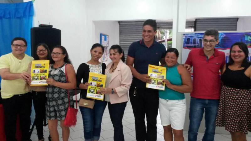 A agenda do CredCidadão, no Baixo Amazonas, encerrou nessa sexta feira (04) no município de Óbidos, liberando R$ 90.200,00 a 28 empreendedores de diferentes atividades econômicas - armarinho; restaurante; confecção; assistência técnica de celular; mercearia; oficina de refrigeração; peças íntimas; mercadinho, entre outras. Em três dias, o CredCidadão liberou recurso na ordem de R$ 438.600,00, beneficiando diretamente 117 micro e pequenos empreendedores na região. A solenidade contou com a presença do prefeito de Óbidos, Chico Alfaia, do vice-prefeito, Isomar Castro de Barros, do presidente da Câmara de Vereadores, José Carlos Silva, da secretária de Desenvolvimento Social, Izalina da Silva, da coordenadora do polo Oeste do CredCidadão, Marília Miléo, e do diretor-operacional do programa, Rodolfo Guedes, que na ocasião representou o diretor-geral, Jorge Rezende.
FOTO: MARÍLIA MILÉO / ASCOM CREDCIDADÃO
DATA: 05.05.2018
SANTARÉM - PARÁ <div class='credito_fotos'>Foto: MARÍLIA MILÉO / ASCOM CREDCIDADÃO | <a href='/midias/2018/originais/1de695a4-f980-4b5d-bc6f-2103a9e1ab53.jpg' download><i class='fa-solid fa-download'></i> Download</a></div>