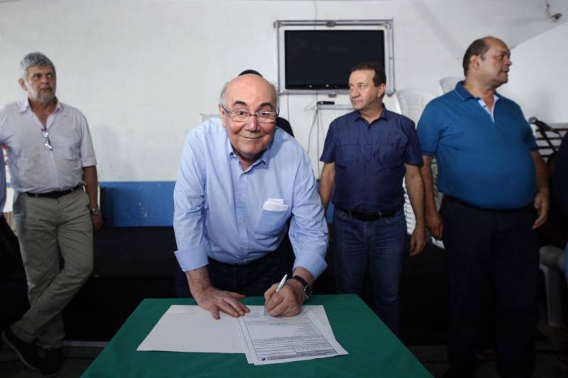 O distrito de Alter do Chão, destino turístico internacional onde fica a praia que já foi eleita a mais bonita do Brasil, recebe investimentos do governo do Estado nas áreas de infraestrutura e saneamento básico. O governador Simão Jatene, que cumpre agenda em três municípios do oeste paraense nesta sexta-feira (9) e sábado (10), assinou nesta sexta a ordem de serviço que autoriza o início da construção do novo sistema de abastecimento de água da vila, localizada a cerca de 28 quilômetros de Santarém. Orçada em R$ 11 milhões, a obra vai levar água de qualidade aos mais de sete mil habitantes da comunidade. Com o novo sistema de captação e tratamento de água, a meta é alcançar 100% dos imóveis no distrito. Segundo o presidente da Companhia de Saneamento do Pará (Cosanpa), Cláudio Conde, a obra é uma implantação pioneira em Alter do Chão, já que será o primeiro sistema do tipo fora de um núcleo urbano. O contrato com a empresa executora foi assinado na quinta-feira (8). A previsão é que os trabalhos sejam iniciados imediatamente e concluídos no prazo de 18 meses. Na foto, o senador Flexa Ribeiro.
FOTO: THIAGO GOMES / AG. PARÁ
DATA: 09.03.2018
SANTARÉM - PARÁ <div class='credito_fotos'>Foto: Thiago Gomes /Ag. Pará | <a href='/midias/2018/originais/1dea8830-d41b-4ea6-a614-f86eeb28d7cd.jpg' download><i class='fa-solid fa-download'></i> Download</a></div>