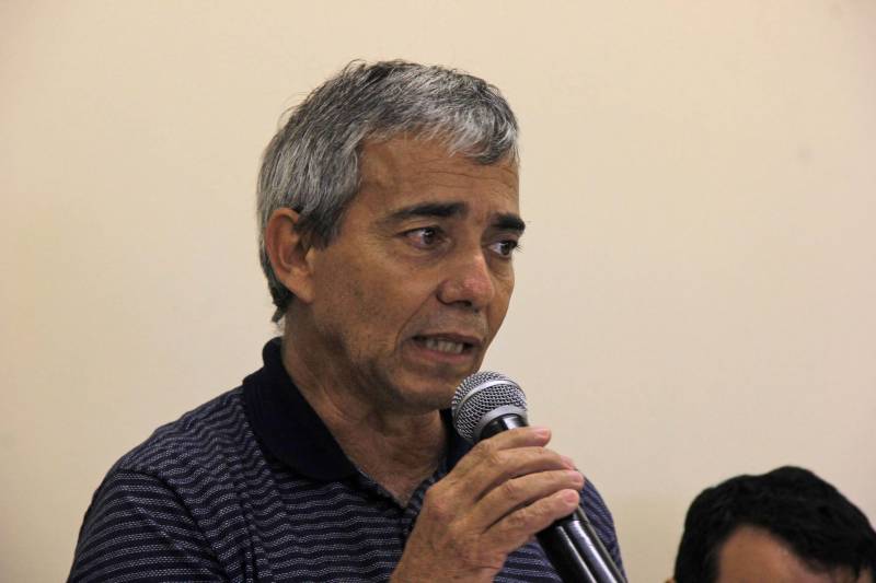 O município de Sapucaia recebeu nesta quarta-feira, 5, uma Unidade Integrada Pro Paz (UIPP). Um investimento do Governo do Estado de R$ 1.134.131,00. Segundo o Secretário de Estado de Segurança Pública, Luiz Fernandes, afirma que já mais de 80 novas UIPP’s no Pará, com as reformadas e reestruturadas esse número chega a 120 unidades. O titular da SEGUP destaca que o mais importante não é a estrutura física, mas o conceito empregado. De Sapucaia, a comitiva foi para Redenção onde inaugurou o 7º Batalhão de Polícia Militar, uma obra orçada em R$ 2.808.000,00. Atualmente o BPM conta com 145 policiais, 6 viaturas incluindo a Patrulha Rural e 12 motocicletas. O Comandante do Batalhão, o Major José Ricardo Chaves, informou que a maior ocorrência no município são roubos de motos, mas pontuou que a maior parte dos veículos é encontrada pela PM na cidade e cidades vizinhas. Na foto, o vice-prefeito de Redenção, Marcelo Borges (ao microfone).

FOTO: RODOLFO OLIVEIRA / AG PARÁ
DATA: 05.12.2018
REDENÇÃO - PARÁ <div class='credito_fotos'>Foto: Rodolfo Oliveira/Ag. Pará   |   <a href='/midias/2018/originais/1df0538e-dfb3-46c6-a357-54b90c0f4a1b.jpg' download><i class='fa-solid fa-download'></i> Download</a></div>