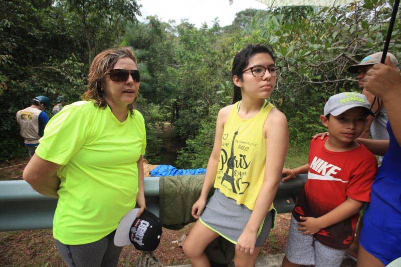 “Tá tudo bem, mãe!” gritou o pequeno Gabriel Dias, 12 anos, enquanto descia os 8 metros pendurado em uma corda no Parque Estadual do Utinga ( Peut) na manhã desta sexta-feira (30) O garoto é uma das centenas de crianças que diariamente se encantam pelo rapel, um dos esportes de aventura praticados no Parque. “ Ele sempre grita esse “tá tudo bem, mãe” depois de uma queda, desde pequeno. Viemos hoje aqui para aproveitar o feriado em família nesse espaço maravilhoso para o lazer”, disse a mãe de Gabriel, a contadora Simone Dias, 49 anos (e), enquanto vibrava, junto com o marido e a filha mais velha, pela primeira aventura, bem sucedida, do caçula no Parque Estadual do Utinga.
FOTO: CARLOS SODRÉ / AG. PARÁ
DATA: 30.03.2018
BELÉM - PARÁ <div class='credito_fotos'>Foto: CARLOS SODRÉ / AG. PARÁ | <a href='/midias/2018/originais/1df0b114-dc12-45da-8f07-d7c4afaba671.jpg' download><i class='fa-solid fa-download'></i> Download</a></div>