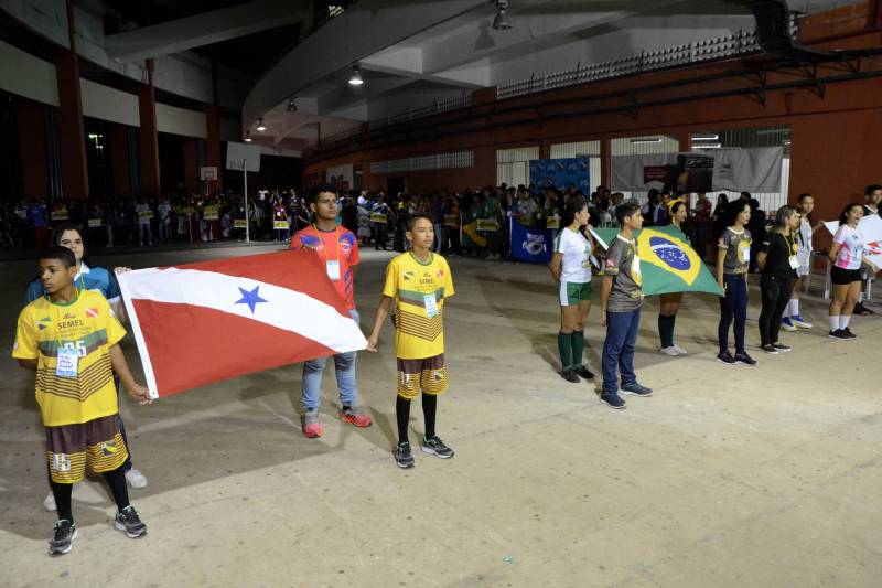 A abertura da Etapa Estadual dos Jogos Estudantis Paraenses (Jeps) 2018 teve um sabor especial para os 883 atletas, técnicos e dirigentes do esporte escolar que participaram da cerimônia na noite desta terça-feira, 19, no Estádio Jornalista Edgar Proença, o Mangueirão.
FOTO: FERNANDO NOBRE / ASCOM SEDUC
DATA: 19.06.2018
BELÉM - PARÁ <div class='credito_fotos'>Foto: FERNANDO NOBRE/ASCOM SEDUC | <a href='/midias/2018/originais/1df422d4-7c37-4983-90e7-296895d53710.jpg' download><i class='fa-solid fa-download'></i> Download</a></div>
