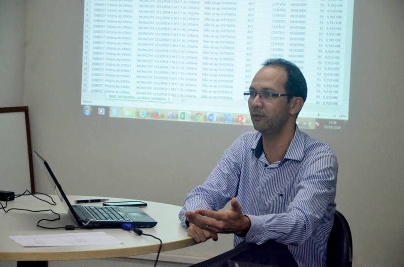 Além de aferir o desempenho dos estudantes, o SisPAE gera dados para a elaboração de indicadores que irão auxiliar os gestores educacionais a tomar decisões para dinamizar o ensino e a aprendizagem nas respectivas redes de escolas públicas. “Essa avaliação em larga escala, feita sem custos para os municípios, possibilita a identificação de aspectos positivos e outros que precisam ser melhorados na aprendizagem dos estudantes, sendo úteis para subsidiar o planejamento e gestão escolar e aperfeiçoamento do ensino”, diz o coordenador do SisPAE, Evandro Feio (foto). O SisPAE avalia o desempenho de estudantes de escolas públicas estaduais e municipais matriculados no 4º e 8º anos do Ensino Fundamental e do1º, 2º 3º anos do Ensino Médio nas disciplinas de Língua Portuguesa e Matemática. Neste ano, as provas ocorrerão em 24 e 25 de outubro.
FOTO: ASCOM / SEDUC
DATA: 04.05.2018
BELÉM - PARÁ <div class='credito_fotos'>Foto: ASCOM SEDUC | <a href='/midias/2018/originais/1df4c0a5-5a69-43b6-87a4-82e60e0b0a23.jpg' download><i class='fa-solid fa-download'></i> Download</a></div>