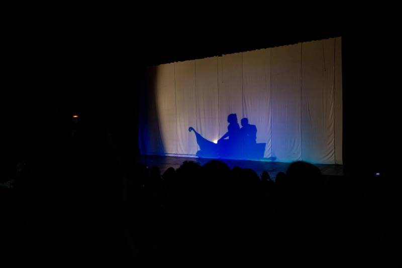 João*, de 17 anos, é natural de Bragança, nordeste do Pará. Há sete meses cumpre medida socioeducativa em uma unidade de internação do Estado após cometer um ato infracional no município onde reside. Mas na manhã desta terça-feira (5), em Belém, pôde vivenciar uma experiência inédita: participou de um espetáculo de teatro (foto) diante de dezenas de pessoas que se reuniram no Teatro Margarida Schivasappa, ao lado de outros 30 adolescentes e jovens privados de liberdade. Uma iniciativa pioneira no país que busca promover a ressocialização por meio da arte, fruto das atividades e oficinas pedagógicas realizadas dentro de espaços gerenciados pela Fundação de Atendimento Socioeducativo do Pará (Fasepa). “Eu nunca tinha vindo em um teatro e isso ficará marcado em mim”, disse o socioeducando. Tímido, ele revelou a vontade de deixar para trás os erros cometidos e seguir um futuro completamente novo, com os primeiros passos sendo dados hoje. “Isso despertou algo dentro de mim, pensar na minha vida e em sair do mundo das drogas. Quem sabe me tornar um ator?” divagou.

FOTO: FERNANDO SETTE / ASCOM IOE
DATA: 05.06.2018
BELÉM - PARÁ <div class='credito_fotos'>Foto: FERNANDO SETTE CÂMARA / ASCOM IOE   |   <a href='/midias/2018/originais/1dfa7b25-5686-4938-b43a-7db033019ac8.jpg' download><i class='fa-solid fa-download'></i> Download</a></div>