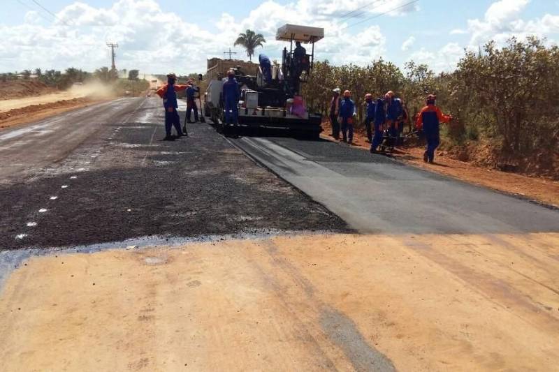 As chuvas começam a diminuir no interior do Estado e os trabalhos de manutenção das estradas paraenses continuam avançando. Serviços de pavimentação com CBUQ (concreto betuminoso usinado a quente) estão sendo realizados na rodovia PA-477 (foto), no trecho de 8 km entre São Geraldo do Araguaia e Piçarra.
FOTO: ASCOM SETRAN
DATA: 11.05.2018
SÃO GERALDO DO ARAGUAIA - PARÁ <div class='credito_fotos'>Foto: ASCOM SETRAN | <a href='/midias/2018/originais/1dfb2b03-ad58-45bd-8e29-a41af7218ede.jpg' download><i class='fa-solid fa-download'></i> Download</a></div>