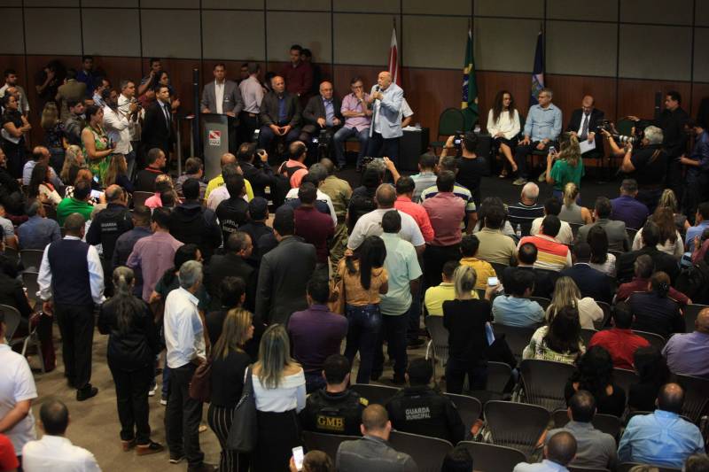 Com a entrega de mais 359 veículos, somente esta semana, o Governo do Pará reforçou a atuação da área de segurança pública em todo o Estado. Todos os veículos auxiliarão no combate a criminalidade e a manutenção da segurança em todo o território paraense. Boa parte desses veículos foi destinada diretamente para as guardas municipais, numa ação integrada com as Prefeituras, por meio da Secretaria de Segurança Pública e Defesa Social (Segup) com articulação da Secretaria de Municípios Sustentáveis, que define em conjunto com os municípios, a agenda de prioridades. A última etapa da entrega ocorreu nesta quinta-feira (5), no Hangar – Centro de Convenções da Amazônia.
FOTO: RODOLFO OLIVEIRA / AG. PARÁ
DATA: 05.07.2018
BELÉM - PARÁ <div class='credito_fotos'>Foto: Rodolfo Oliveira/Ag. Pará | <a href='/midias/2018/originais/1dfc00a8-56c9-4fc8-bdda-1afd59e6ff29.jpg' download><i class='fa-solid fa-download'></i> Download</a></div>