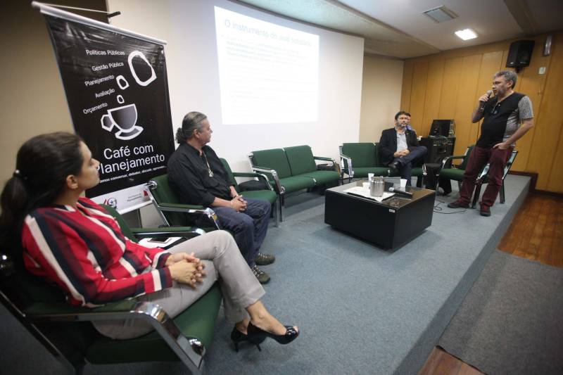 Destinado a atender o micro e o pequeno empreendedor paraense, o CredCidadão, programa de microcrédito do Governo do Estado, foi tema do 53º Café com Planejamento, realizado na manhã desta quinta-feira (28), pela Secretaria de Estado de Planejamento (Seplan). A iniciativa do Governo do Estado visa proporcionar crédito acessível e adequado a criação, crescimento e consolidação de empreendimentos formais e informais. Segundo Brenda Maradei, coordenadora setorial de proteção e desenvolvimento social da diretoria de planejamento da Seplan, o microcrédito é “uma ferramenta de política social, no combate à pobreza e à geração de emprego e renda, voltado para a parcela da população excluída do mercado de trabalho”.
FOTO: THIAGO GOMES / AG. PARÁ
DATA: 28.06.2018
BELÉM - PARÁ <div class='credito_fotos'>Foto: Thiago Gomes /Ag. Pará | <a href='/midias/2018/originais/1dfeb971-447d-4e0a-9e95-c902cbe85aaf.jpg' download><i class='fa-solid fa-download'></i> Download</a></div>