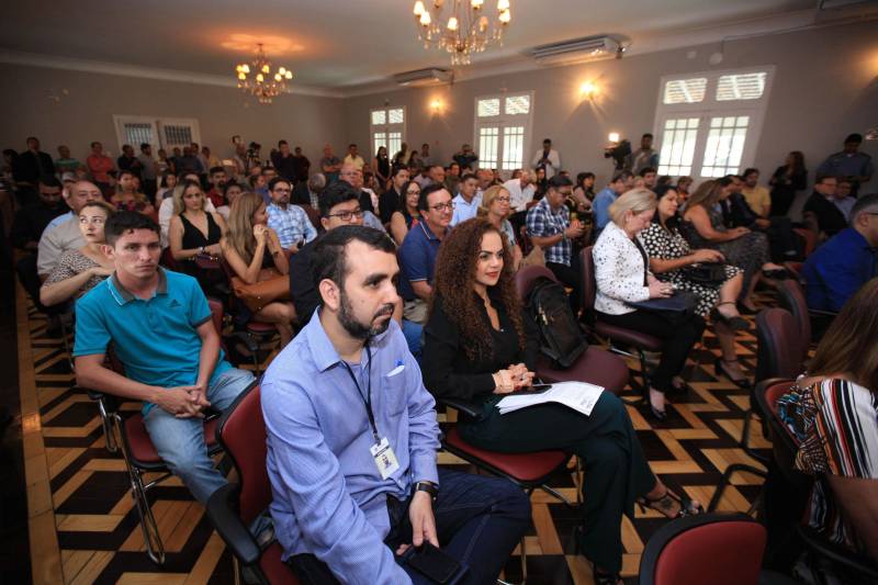 Na manhã desta quarta-feira (7), no auditório do Palácio de Governo, o Plano de Investimentos para Apoio às Ações de Eliminação da Malária Falciparum, executado pela Secretaria de Estado de Saúde Pública (Sespa), receberá um aporte financeiro de mais de R$ 1,8 mi em equipamentos para o combate à doença no Pará, em diversas regiões paraenses, que serão entregues pelo governador Simão Jatene. São 38 microscópios bacteriológicos binoculares, 21 motocicletas e nove caminhonetes, que beneficiarão os municípios de Afuá, Chaves, Anajás, Breves, Alenquer, Almeirim, Itaituba, Jacareacanga e Novo Progresso, Pacajá e São Félix do Xingu.
FOTO: MÁCIO FERREIRA / AG. PARÁ
DATA: 07.03.2018
BELÉM - PARÁ <div class='credito_fotos'>Foto: MÁCIO FERREIRA/ AG. PARÁ | <a href='/midias/2018/originais/1e00b13e-c395-4203-b9d9-7847d96abae7.jpg' download><i class='fa-solid fa-download'></i> Download</a></div>