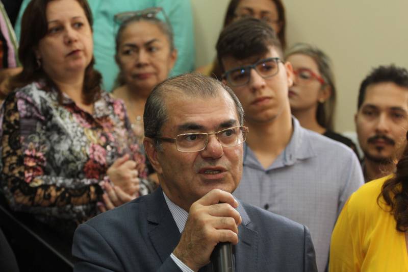 O governador Simão Jatene inaugurou nesta quinta-feira, 27, as novas instalações do Núcleo de Atendimento Integrado (NAI). Localizado na Avenida Governador José Malcher, o NAI reúne, em um só prédio, todos os órgãos que trabalham com adolescentes vulneráveis, em situação de risco social ou que cometeram infrações passíveis de punição. “Temos que punir, mas sem excluir, sem relegar a um segundo plano da sociedade e, ao mesmo tempo, sem ignorar o que esses jovens e adolescentes querem nos dizer quando cometem algum ato infracional”, disse o governador Simão Jatene durante a inauguração. O NAI é composto pela Divisão de Atendimento ao Adolescente (Data), Promotoria da Infância e Juventude do Ministério Público do Estado, Juizado da Infância e Juventude do Tribunal de Justiça do Estado, Defensoria Pública, Companhia Independente Especializada de Policiamento Assistencial da PM (Ciepas) e Fundação de Atendimento Socioeducativo do Pará (Fasepa). Na foto, o secretário de Estado de Segurança Pública, Luiz Fernandes.

FOTO: CRISTINO MARTINS / AG. PARÁ
DATA: 27.12.2018
BELÉM - PARÁ <div class='credito_fotos'>Foto: Cristino Martins/Ag. Pará   |   <a href='/midias/2018/originais/1e00f51b-cffe-491f-9390-d778415f3899.jpg' download><i class='fa-solid fa-download'></i> Download</a></div>