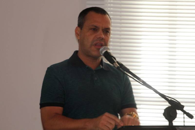 O Governo do Estado entregou, nesta segunda-feira, 12, no Palácio do Governo, 75 motocicletas a mototaxistas de Belém, Castanhal, Ananindeua e Igarapé-Açu. As motos foram adquiridas pelos mototaxistas por meio do Credcidadão, programa que incentiva a geração de trabalho e renda entre os microempreendedores com necessidades financeiras. O governador Simão Jatene fez a entrega das chaves das motos, acompanhado do prefeito de Belém, Zenaldo Coutinho; do presidente da Assembleia Legislativa do Estado do Pará (Alepa), Márcio Miranda; dos deputados Eliel Faustino e Coronel Neil (foto); do secretário de Desenvolvimento Econômico, Indústria, Comércio e Mineração, Hildegardo Nunes; do diretor-geral do Credcidadão, Jorge Rezende e de representantes de sindicatos e associações de mototaxistas, entre eles o presidente do Sindicato dos Mototaxistas do Pará, José Ribamar Soares, o Alemão.
FOTO: CRISTINO MARTINS / AG. PARÁ
DATA: 12.11.2018
BELÉM - PARÁ <div class='credito_fotos'>Foto: Cristino Martins/Ag. Pará | <a href='/midias/2018/originais/1e19ea4c-7eed-4e97-864e-d9a16ed3172a.jpg' download><i class='fa-solid fa-download'></i> Download</a></div>